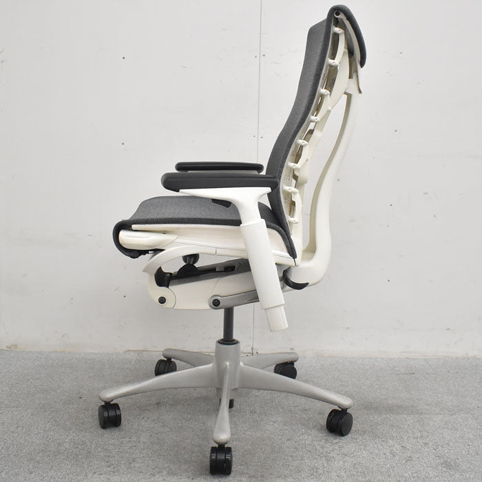 ハーマン・ミラー エンボディチェア 可動肘 グレー 2023072503【中古オフィス家具】【中古】