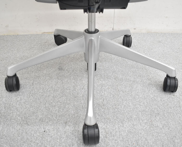 オカムラ バロン エクストラハイバック 固定ヘッドレスト 可動肘 シルバーフレーム(肘パット新品交換済) 2023080701【中古オフィス家具】【中古】