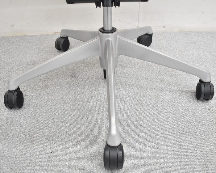 オカムラ バロン エクストラハイバック 固定ヘッドレスト 可動肘 シルバーフレーム(肘パット新品交換済) 2023080702【中古オフィス家具】【中古】