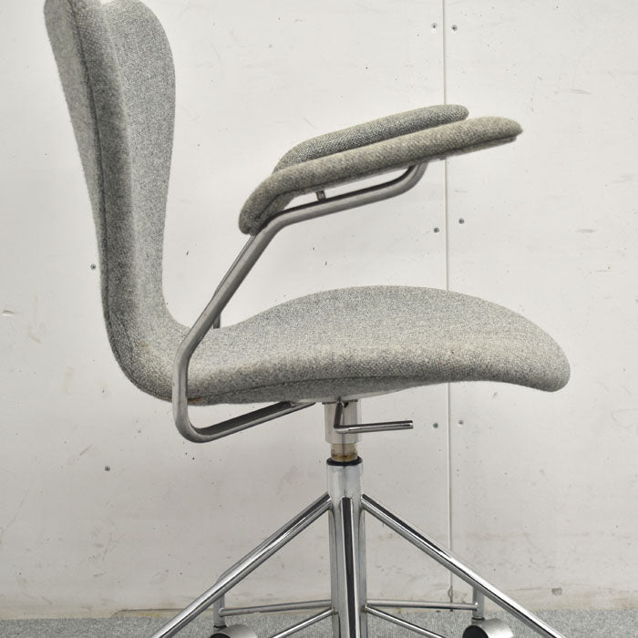 フリッツ・ハンセン セブンチェア アームチェア キャスター付回転ベース 昇降ガスタイプ 2023090101【中古オフィス家具】【中古】