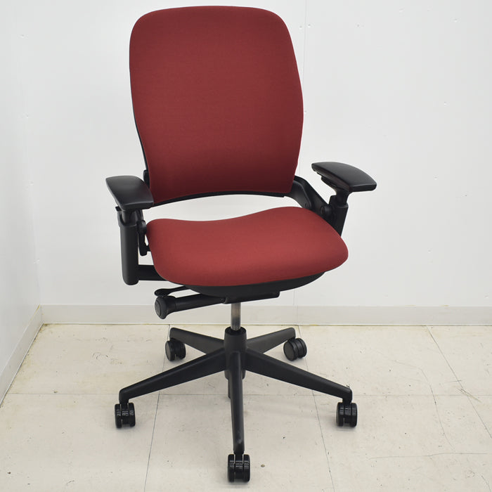 スチールケース リープチェアV2 USモデル 可動肘付 ランバーサポート付 レッド 2021031608【中古オフィス家具】【中古】
