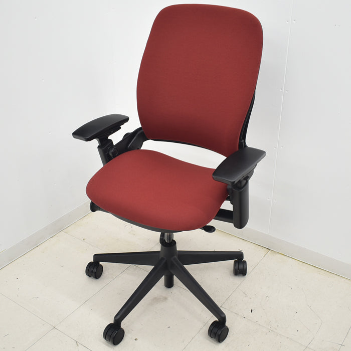 スチールケース リープチェアV2 USモデル 可動肘付 ランバーサポート付 レッド 2021031608【中古オフィス家具】【中古】