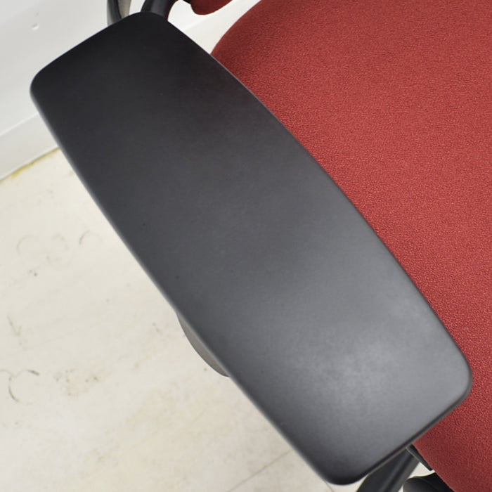 スチールケース リープチェアV2 USモデル 可動肘付 ランバーサポート付 レッド 2021031608【中古オフィス家具】【中古】
