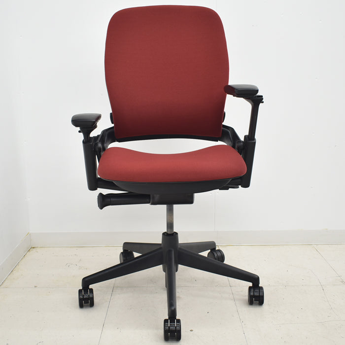 スチールケース リープチェアV2 USモデル 可動肘付 ランバーサポート付 レッド 2021031608【中古オフィス家具】【中古】