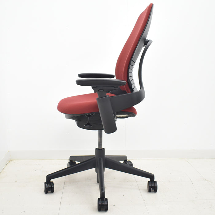 スチールケース リープチェアV2 USモデル 可動肘付 ランバーサポート付 レッド 2021031608【中古オフィス家具】【中古】