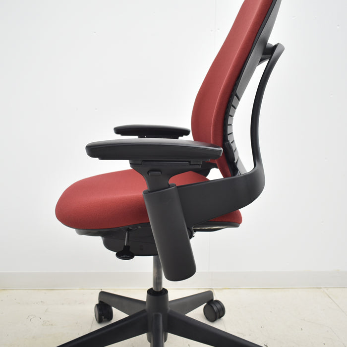 スチールケース リープチェアV2 USモデル 可動肘付 ランバーサポート付 レッド 2021031608【中古オフィス家具】【中古】