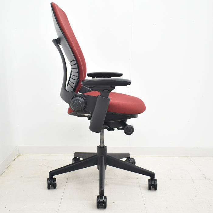スチールケース リープチェアV2 USモデル 可動肘付 ランバーサポート付 レッド 2021031608【中古オフィス家具】【中古】