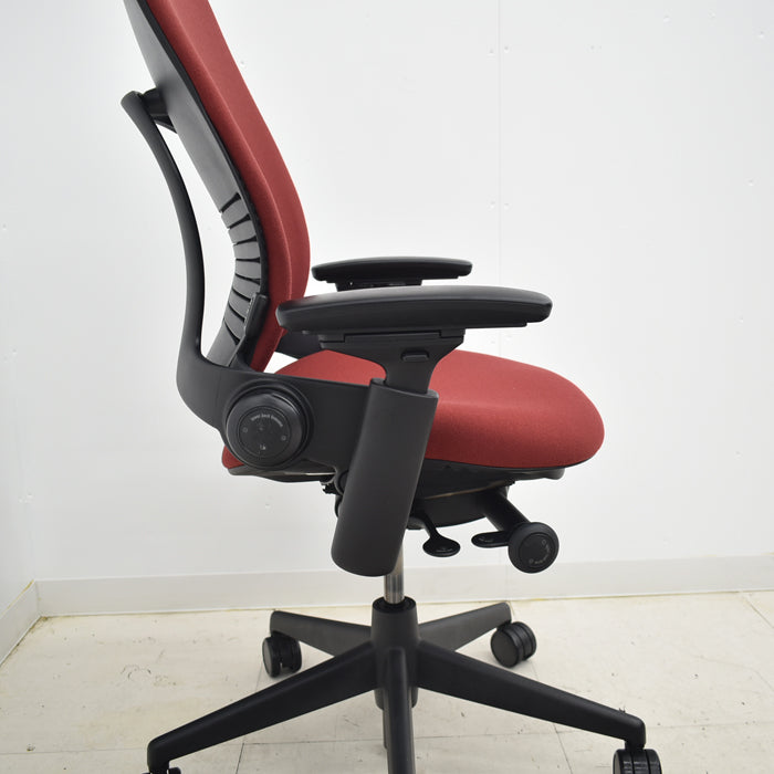 スチールケース リープチェアV2 USモデル 可動肘付 ランバーサポート付 レッド 2021031608【中古オフィス家具】【中古】