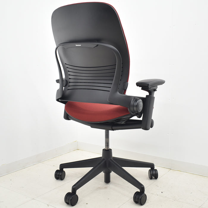スチールケース リープチェアV2 USモデル 可動肘付 ランバーサポート付 レッド 2021031608【中古オフィス家具】【中古】