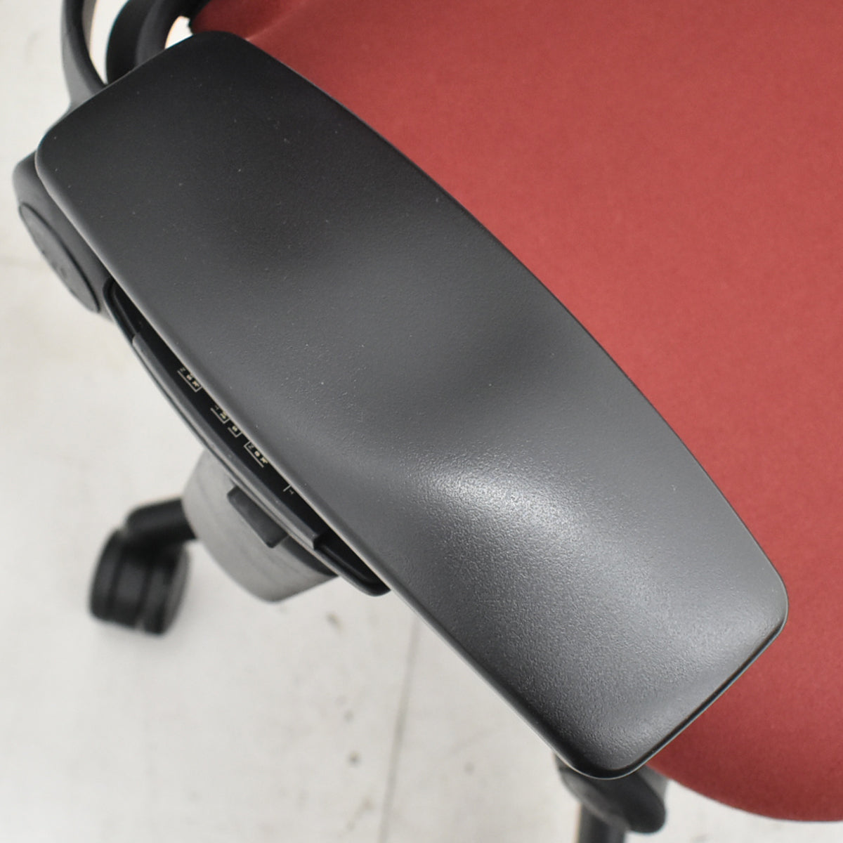 【中古】スチールケース リープV2 可動肘 ランバーサポート レッド 2025102703【中古オフィス家具】