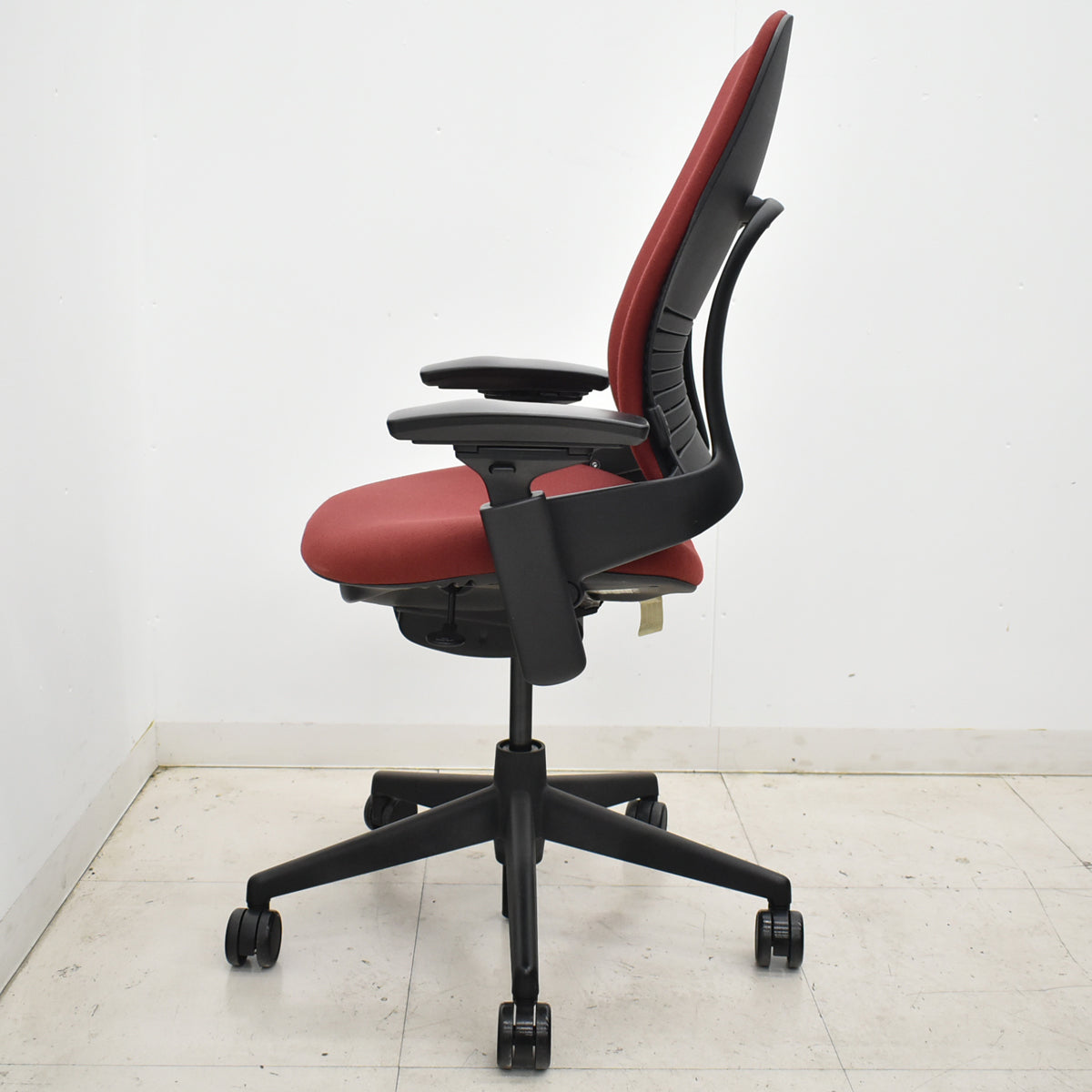 【中古】スチールケース リープV2 可動肘 ランバーサポート レッド 2025102703【中古オフィス家具】