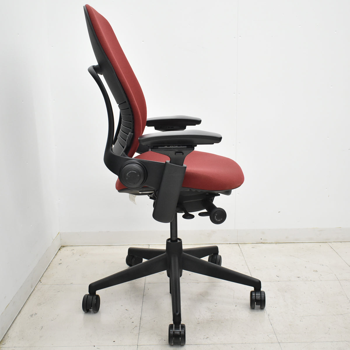 【中古】スチールケース リープV2 可動肘 ランバーサポート レッド 2025102703【中古オフィス家具】