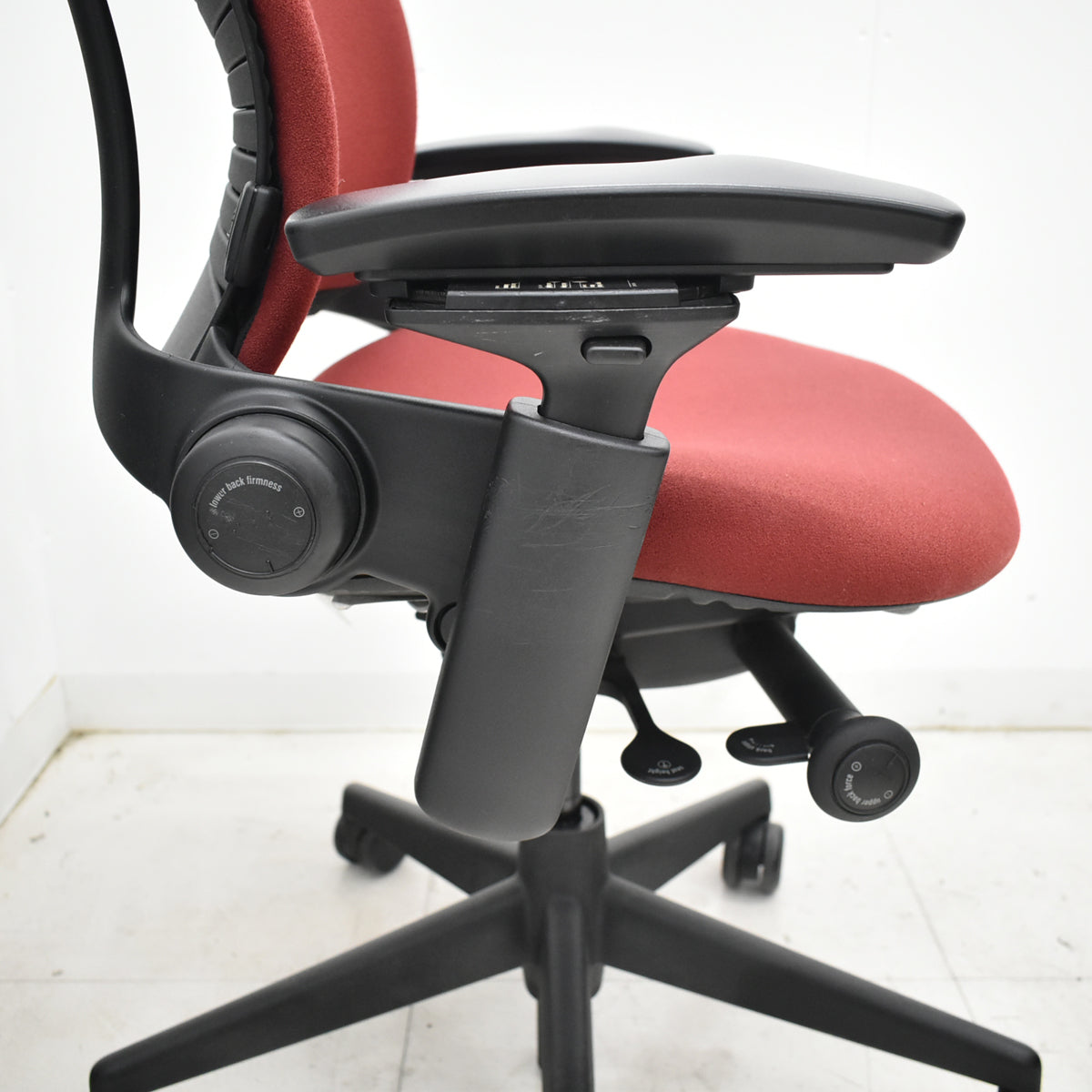 【中古】スチールケース リープV2 可動肘 ランバーサポート レッド 2025102703【中古オフィス家具】