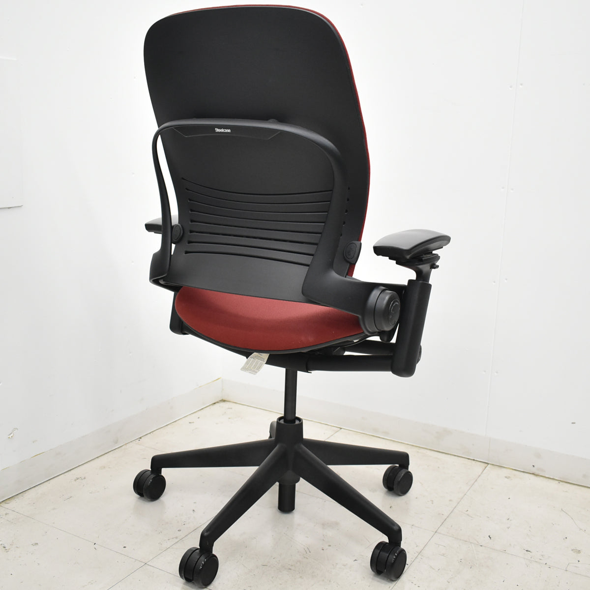 【中古】スチールケース リープV2 可動肘 ランバーサポート レッド 2025102703【中古オフィス家具】