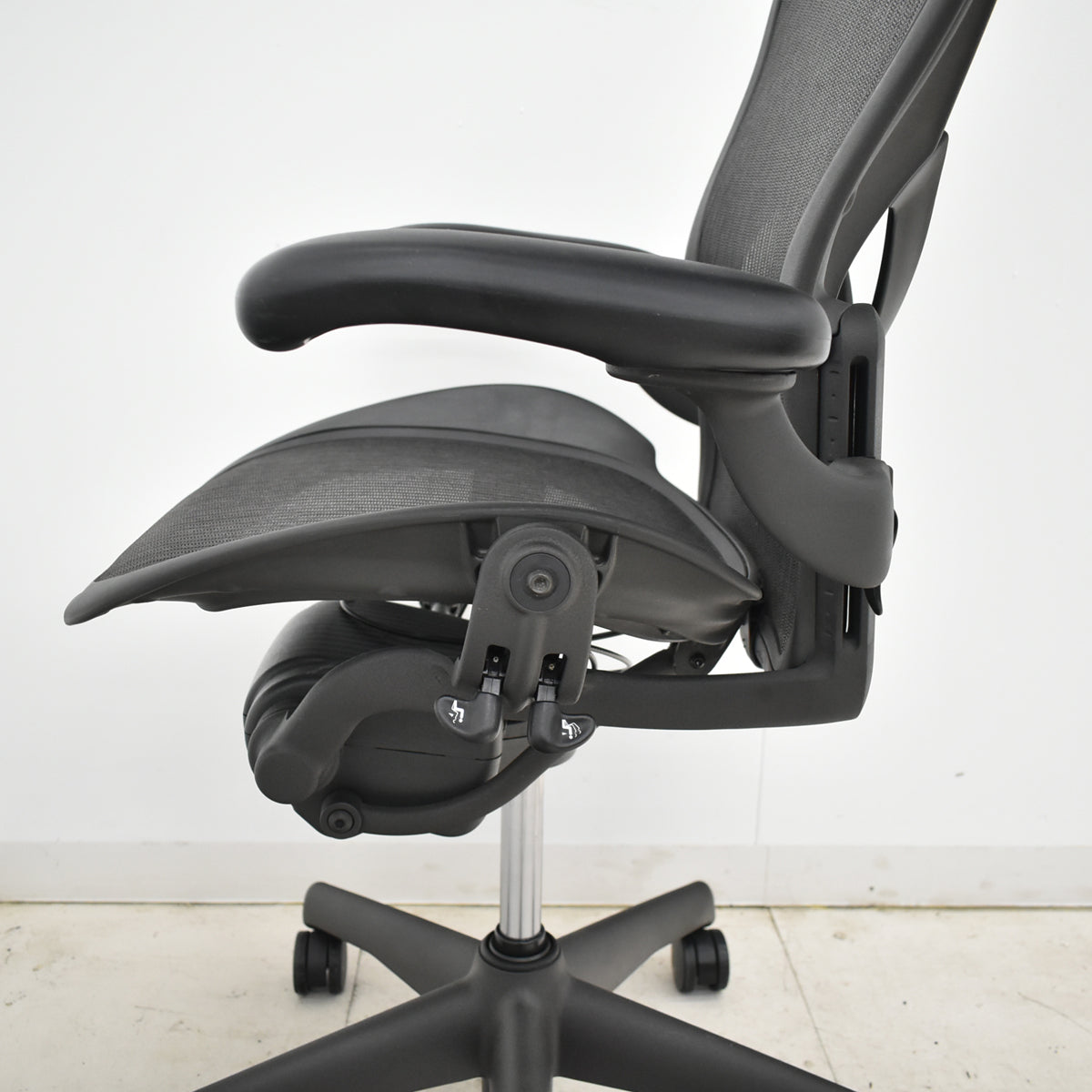 【中古】ハーマンミラー アーロンチェア Bサイズ フル装備 ポスチャーフィット 肘レバータイプ 昇降ガス新品交換済 2025102803【中古オフィス家具】