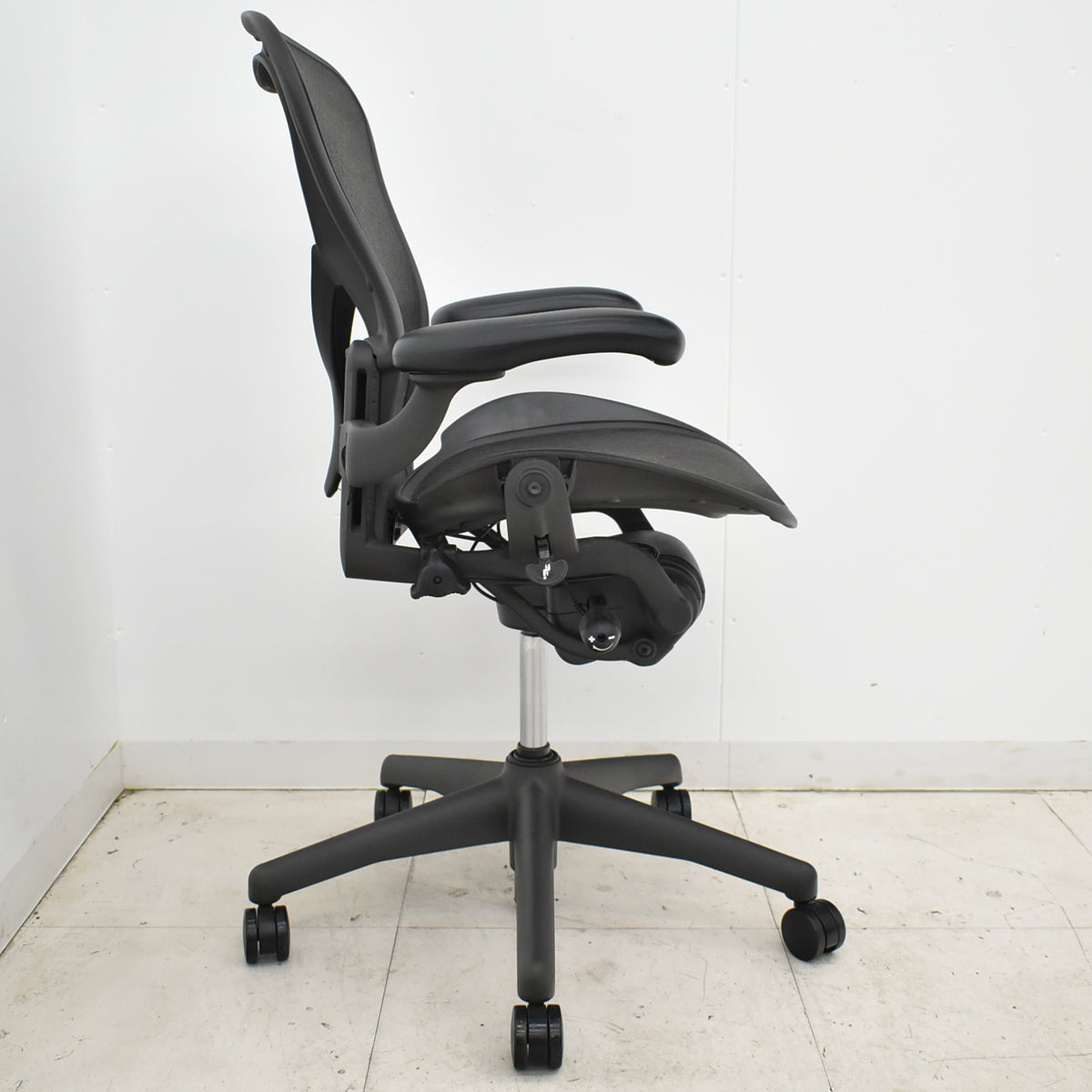 【中古】ハーマンミラー アーロンチェア Bサイズ フル装備 ポスチャーフィット 肘レバータイプ 昇降ガス新品交換済 2025102803【中古オフィス家具】