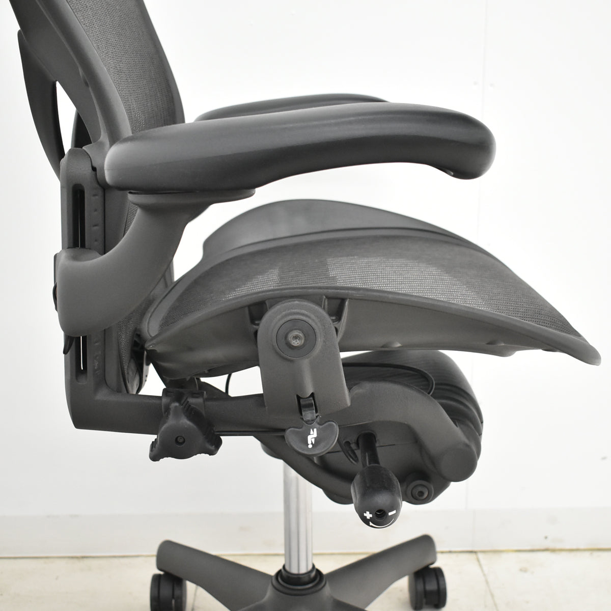 【中古】ハーマンミラー アーロンチェア Bサイズ フル装備 ポスチャーフィット 肘レバータイプ 昇降ガス新品交換済 2025102803【中古オフィス家具】