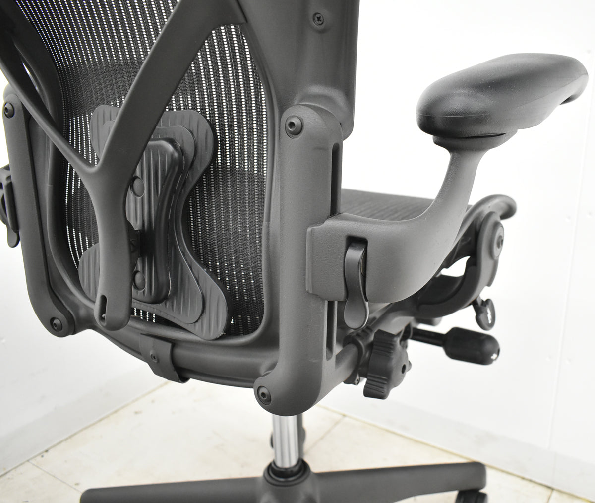 【中古】ハーマンミラー アーロンチェア Bサイズ フル装備 ポスチャーフィット 肘レバータイプ 昇降ガス新品交換済 2025102803【中古オフィス家具】