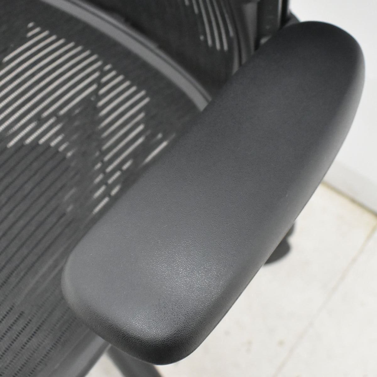 【中古】ハーマンミラー アーロンチェア Bサイズ フル装備 ポスチャーフィット 肘レバータイプ(肘パッド新型) 2025102804【中古オフィス家具】