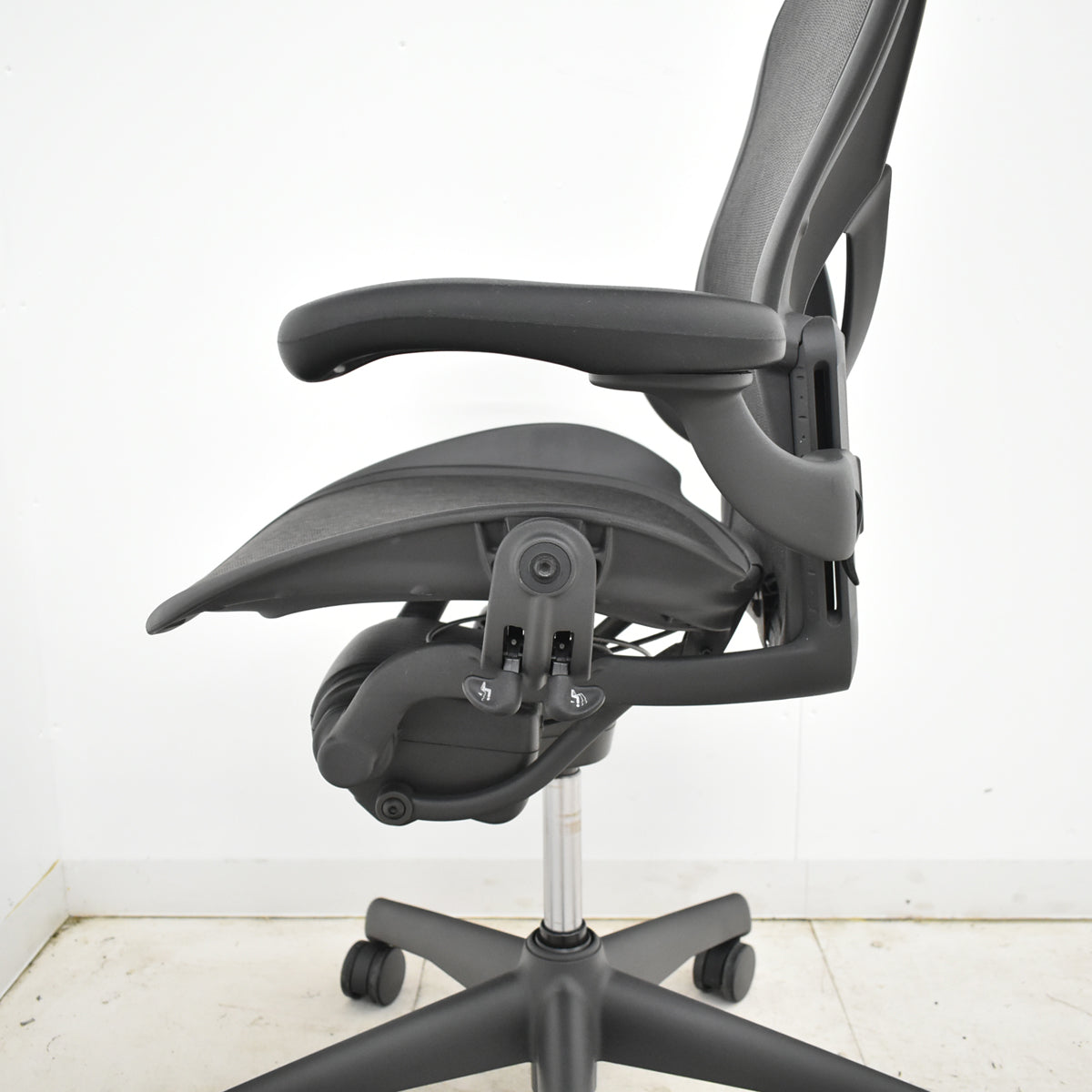 【中古】ハーマンミラー アーロンチェア Bサイズ フル装備 ポスチャーフィット 肘レバータイプ(肘パッド新型) 2025102804【中古オフィス家具】