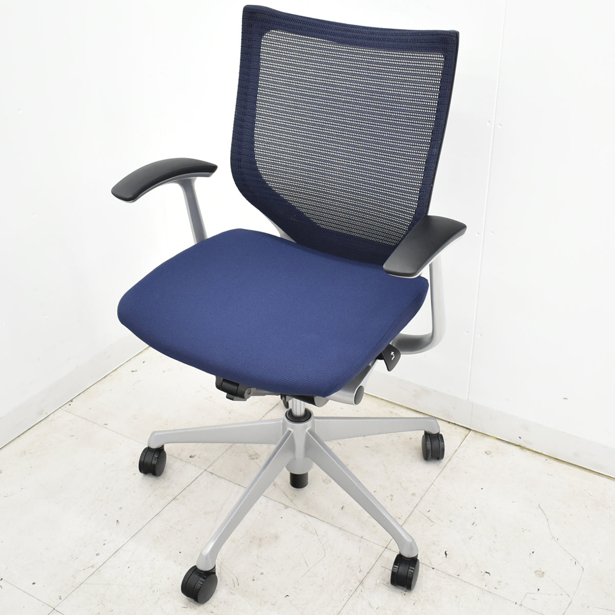 【中古】オカムラ バロン ローバック 固定肘 シルバー脚 2025102903 【中古オフィス家具】