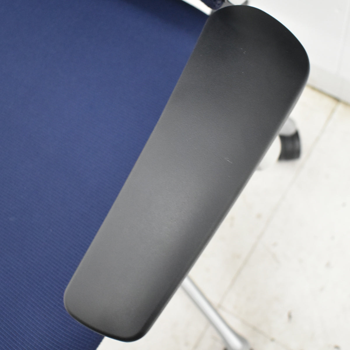 【中古】オカムラ バロン ローバック 固定肘 シルバー脚 2025102903 【中古オフィス家具】