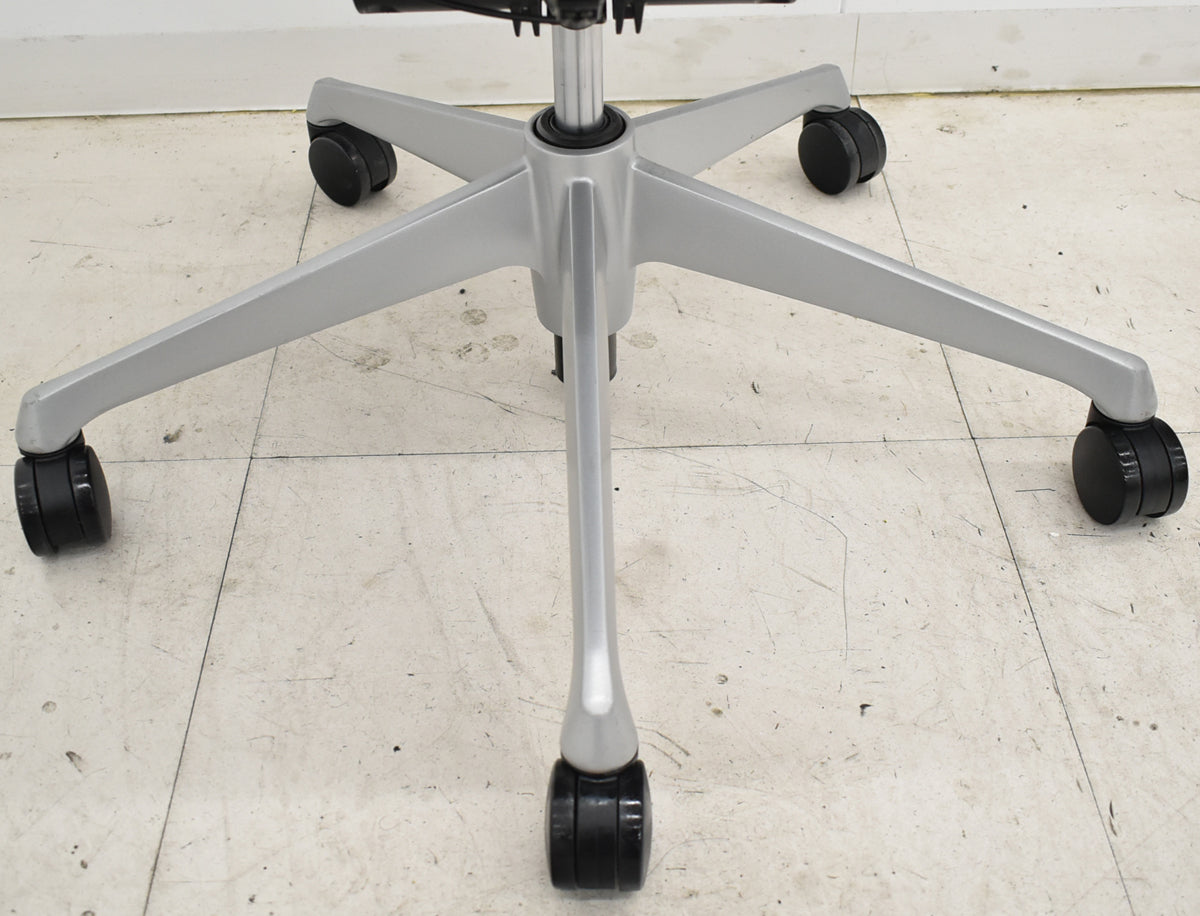 【中古】オカムラ バロン ローバック 固定肘 シルバー脚 2025102903 【中古オフィス家具】