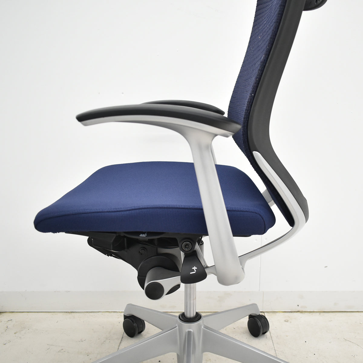 【中古】オカムラ バロン ローバック 固定肘 シルバー脚 2025102903 【中古オフィス家具】