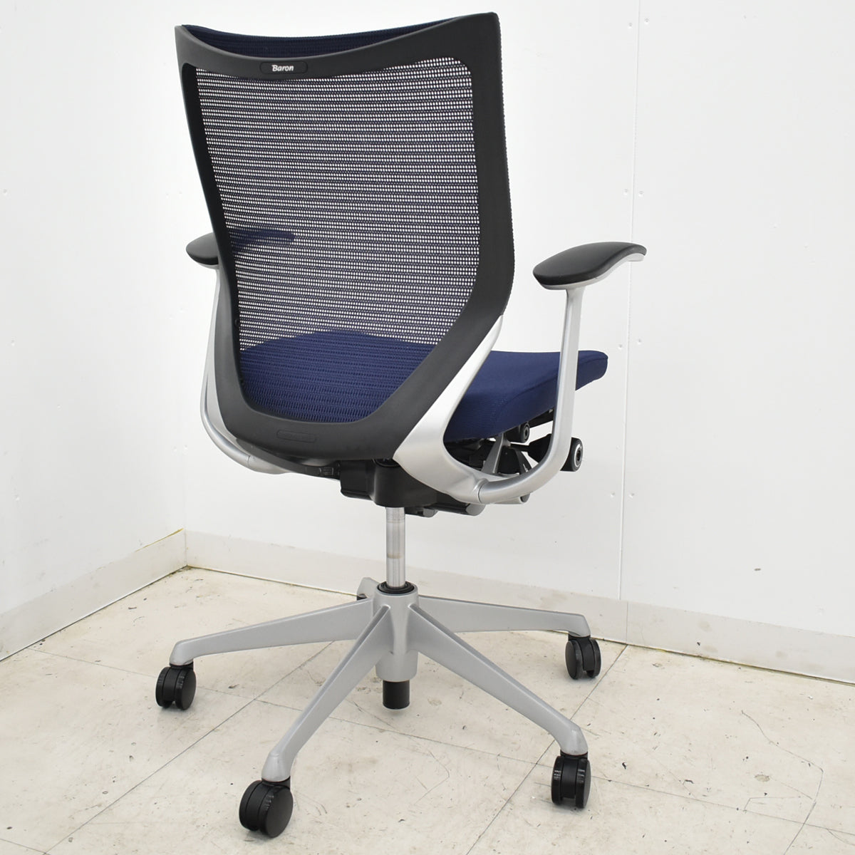 【中古】オカムラ バロン ローバック 固定肘 シルバー脚 2025102903 【中古オフィス家具】