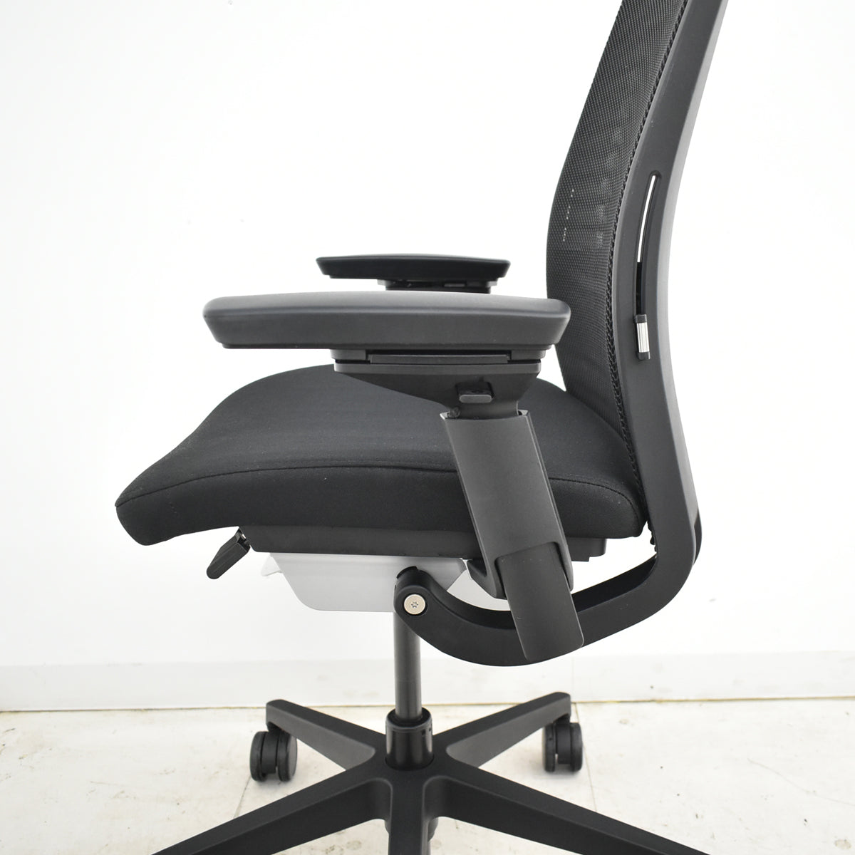 【中古】スチールケース シンク2 可動肘 ランバーサポート 2025102904【中古オフィス家具】