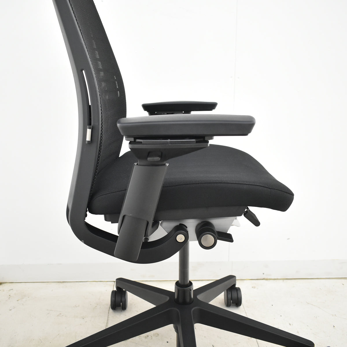 【中古】スチールケース シンク2 可動肘 ランバーサポート 2025102904【中古オフィス家具】