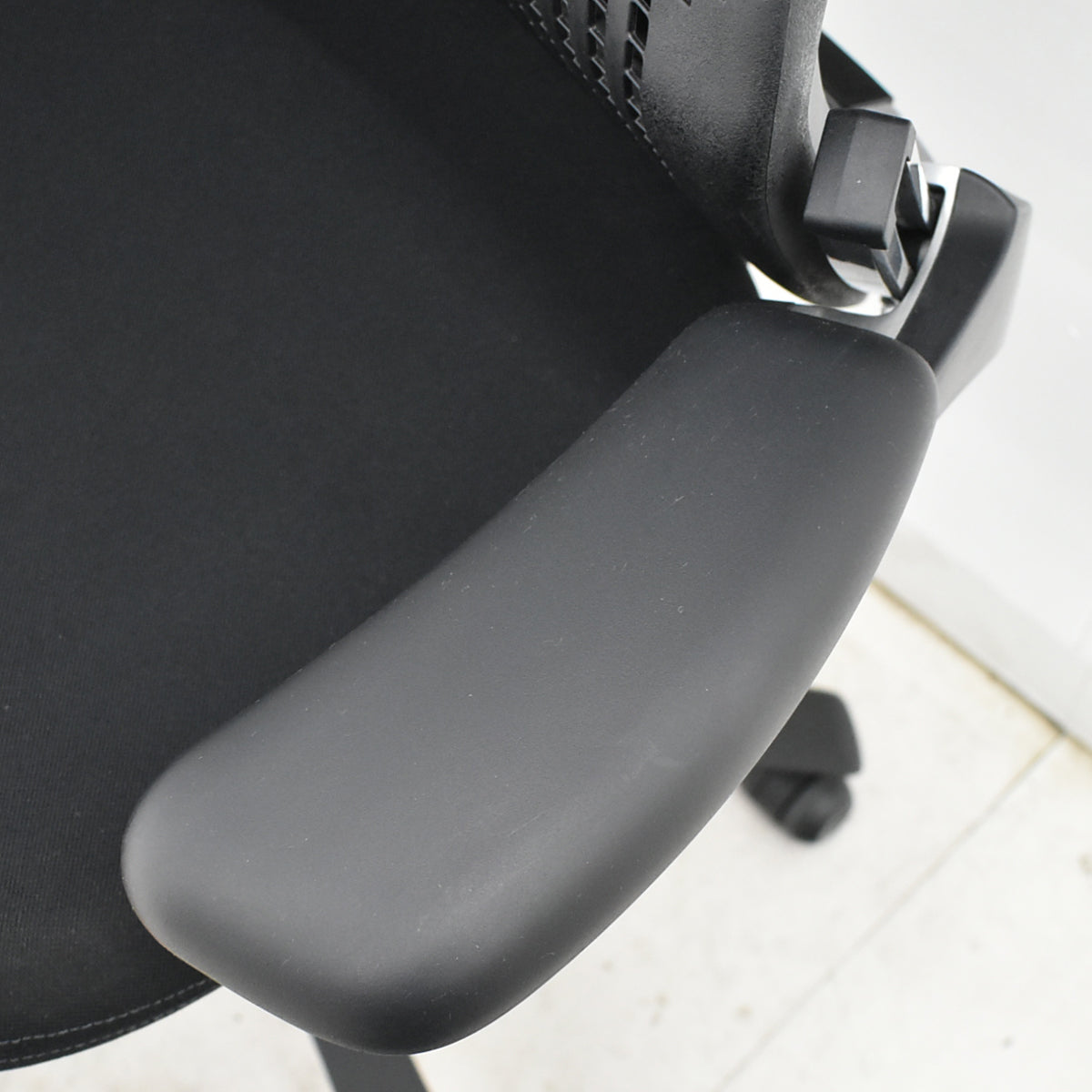 【中古】Knoll ジェネレーション 可動肘(ハイパフォーマンス肘)ブラック脚 2025102905【中古オフィス家具】