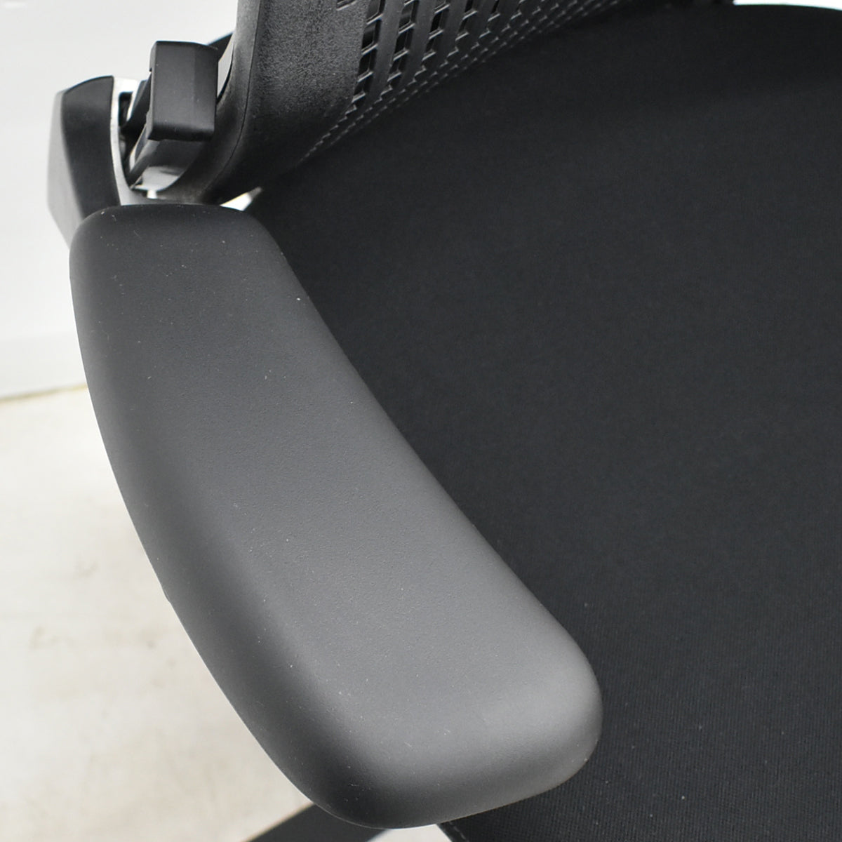 【中古】Knoll ジェネレーション 可動肘(ハイパフォーマンス肘)ブラック脚 2025102905【中古オフィス家具】