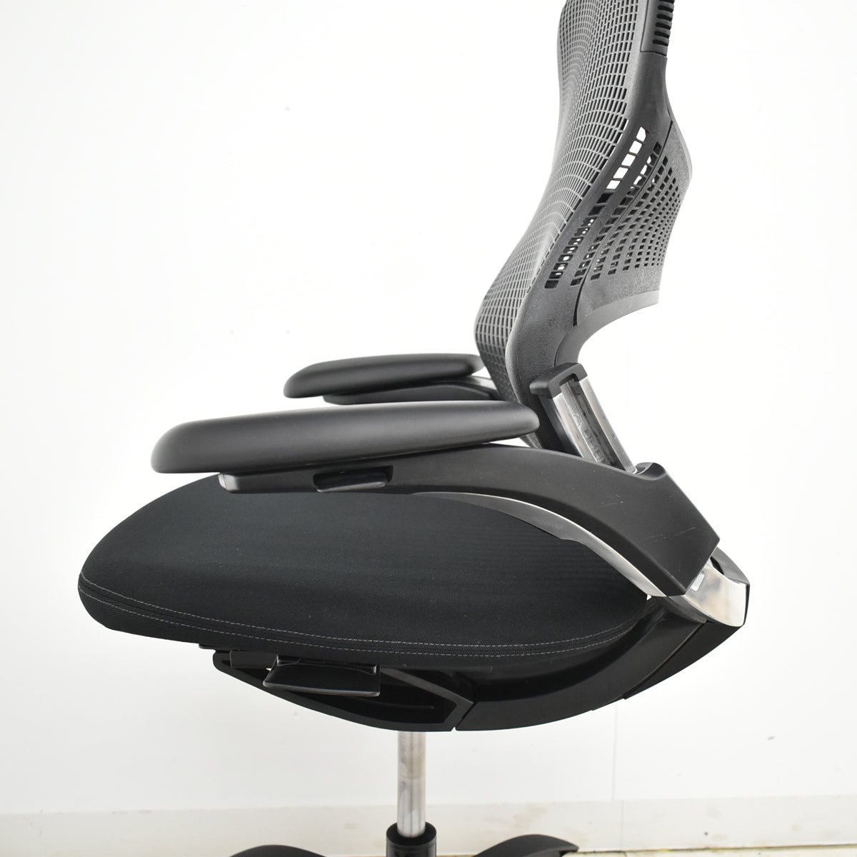 【中古】Knoll ジェネレーション 可動肘(ハイパフォーマンス肘)ブラック脚 2025102905【中古オフィス家具】