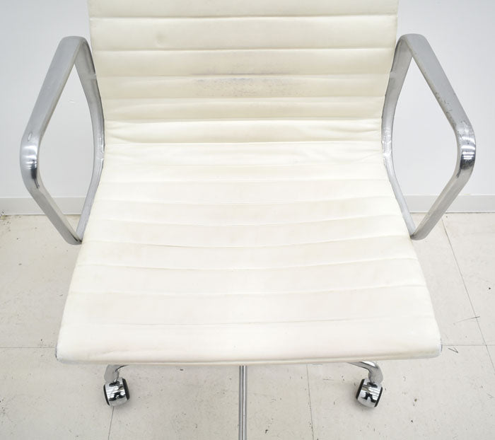 【中古】 ハーマン・ミラー hermanmiller アルミナムグループチェア エグゼクティブ アイボリー 革張り 2023113004 【中古オフィス家具】