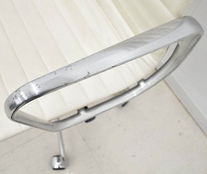 【中古】 ハーマン・ミラー hermanmiller アルミナムグループチェア エグゼクティブ アイボリー 革張り 2023113004 【中古オフィス家具】