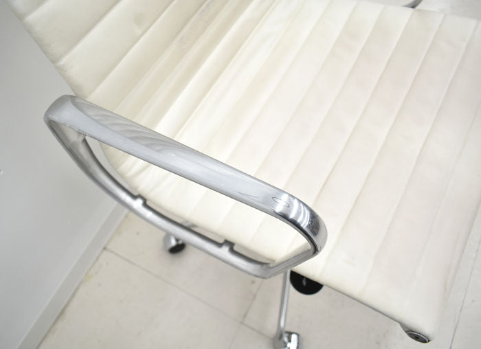 【中古】 ハーマン・ミラー hermanmiller アルミナムグループチェア エグゼクティブ アイボリー 革張り 2023113004 【中古オフィス家具】