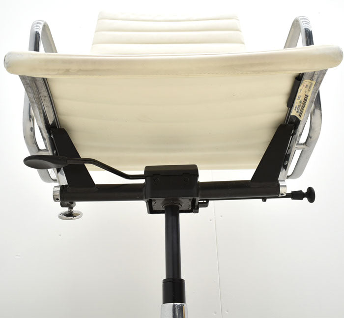 【中古】 ハーマン・ミラー hermanmiller アルミナムグループチェア エグゼクティブ アイボリー 革張り 2023113004 【中古オフィス家具】
