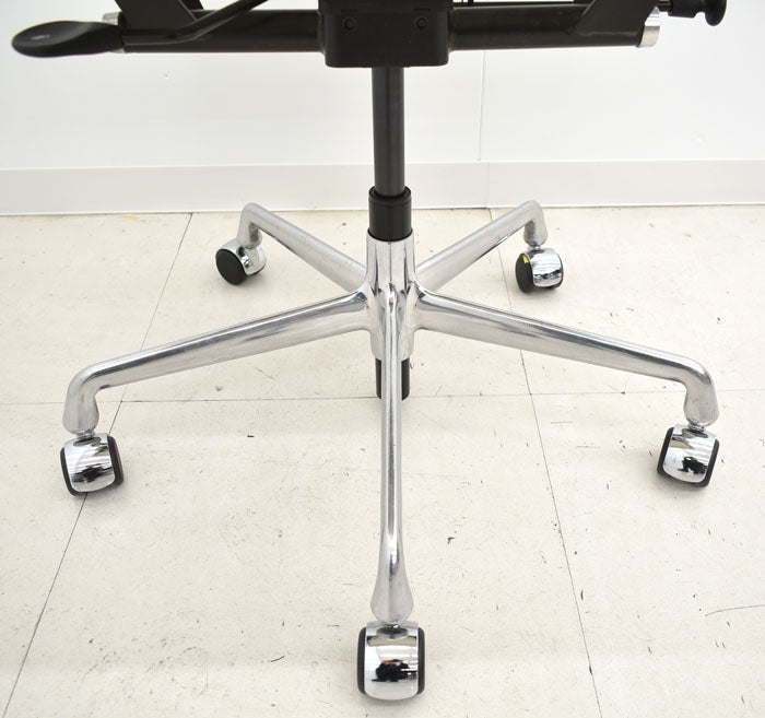 【中古】 ハーマン・ミラー hermanmiller アルミナムグループチェア エグゼクティブ アイボリー 革張り 2023113004 【中古オフィス家具】