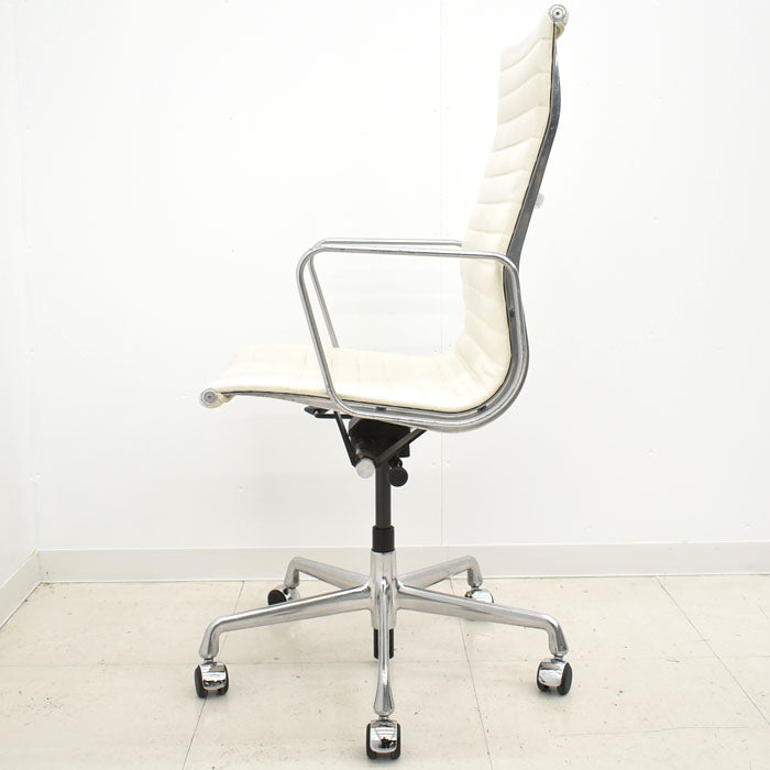 【中古】 ハーマン・ミラー hermanmiller アルミナムグループチェア エグゼクティブ アイボリー 革張り 2023113004 【中古オフィス家具】