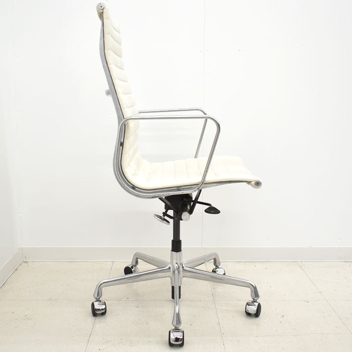 【中古】 ハーマン・ミラー hermanmiller アルミナムグループチェア エグゼクティブ アイボリー 革張り 2023113004 【中古オフィス家具】