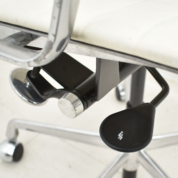 【中古】 ハーマン・ミラー hermanmiller アルミナムグループチェア エグゼクティブ アイボリー 革張り 2023113004 【中古オフィス家具】