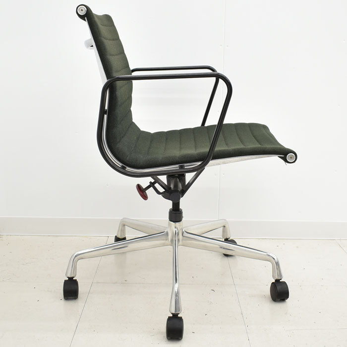 【中古】ハーマン・ミラー イームズアルミナムグループ マネジメントチェア 固定肘 布張り 2023121109 【中古オフィス家具】