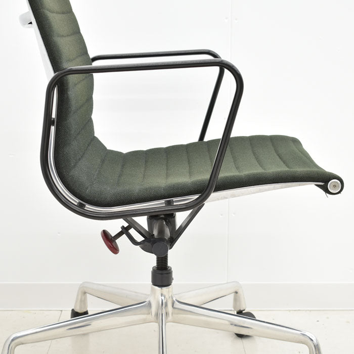 【中古】ハーマン・ミラー イームズアルミナムグループ マネジメントチェア 固定肘 布張り 2023121109 【中古オフィス家具】