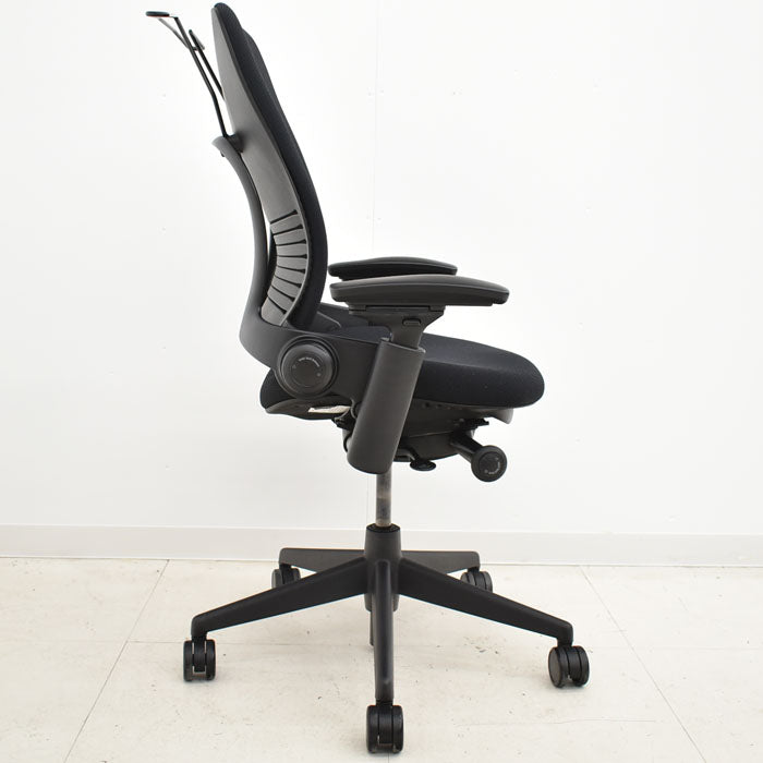 【中古】 スチールケース リープV2 可動肘 ハンガー付 USモデル 2023122305【中古オフィス家具】