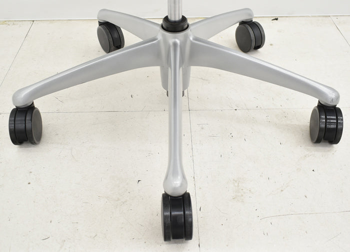 【中古】オカムラ コンテッサ 可動肘(新型肘パット) グラデーションメッシュ シルバー脚  2024042503【中古オフィス家具】【商品画像9】