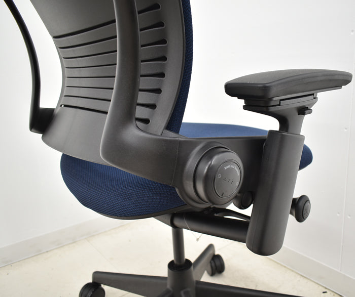 【中古】スチールケース リープV2 可動肘 ハンガー付 USモデル 新型肘パット 2024062205【中古オフィス家具】