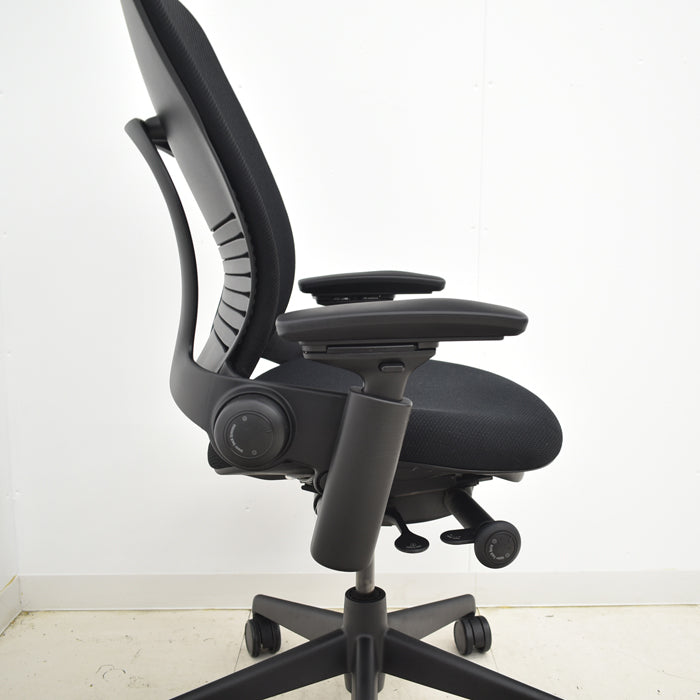 【中古】スチールケース リープV2 可動肘 USモデル 2024092503【中古オフィス家具】
