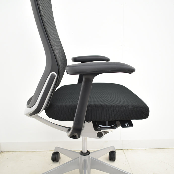 【中古】オカムラ コーラルチェア ハイバック 固定肘 シルバー脚 2024120704【中古オフィス家具】