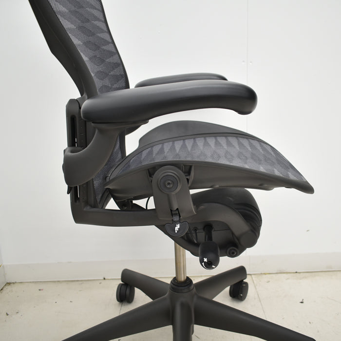 【中古】ハーマンミラー アーロンチェア Bサイズ フル装備 ランバーサポート タキシードメッシュ 肘レバータイプ 2025042204【中古オフィス家具】
